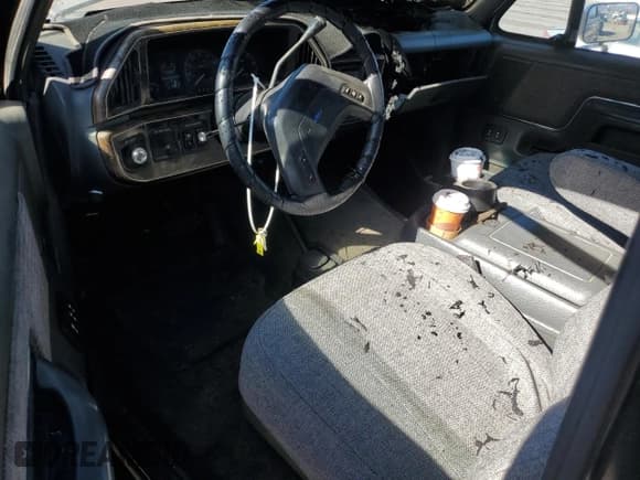 ✅ 1989 Ford Bronco Custom • VIN: 1FMEU15H1KLA71087 • Lot: 89330975. Wystawiony na Copart z przebiegiem 98 096 mil. Bezpłatny archiwum sprzedaży aukcyjnych z USA i szczegółowy raport historii pojazdu na DreamBid. Zdjęcie 8.