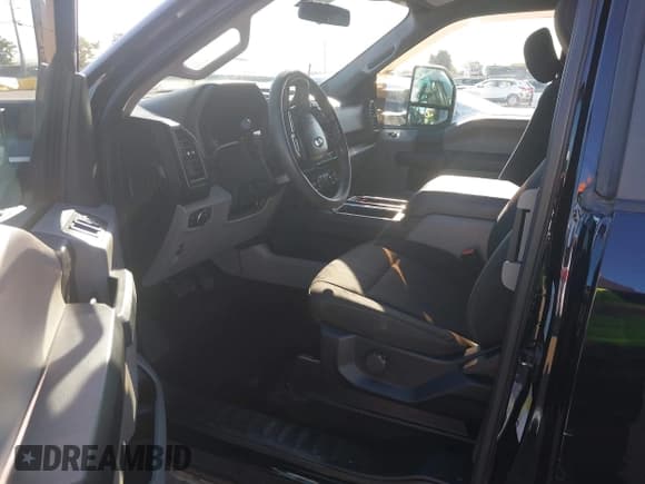 ✅ 2018 Ford F-150 XL • VIN: 1FTEX1CP2JKC54637 • Lot: 42520806. Wystawiony na IAAI z przebiegiem 79 730 mil. Bezpłatny archiwum sprzedaży aukcyjnych z USA i szczegółowy raport historii pojazdu na DreamBid. Zdjęcie 5.