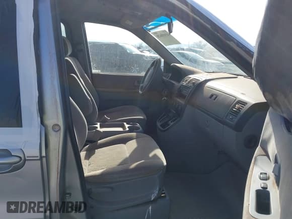 ✅ 2005 Kia Sedona LX • VIN: KNDUP132456729719 • Lot: 41938620. Wystawiony na IAAI z przebiegiem 146 564 mil. Bezpłatny archiwum sprzedaży aukcyjnych z USA i szczegółowy raport historii pojazdu na DreamBid. Zdjęcie 5.