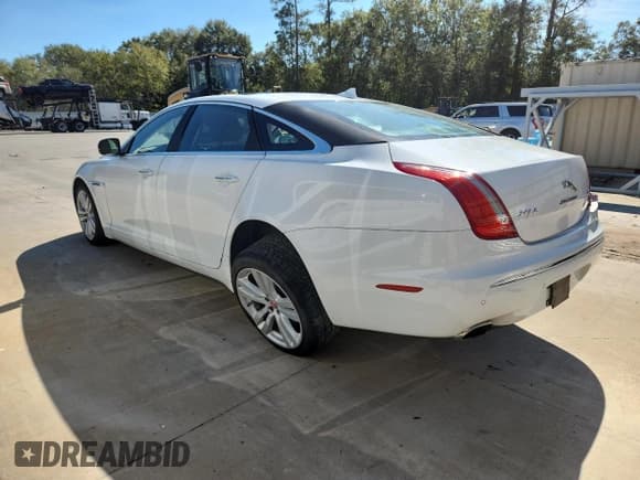 ✅ 2015 Jaguar XJ Portfolio • VIN: SAJWA2GZ8F8V82903 • Lot: 87187465. Wystawiony na Copart z przebiegiem 129 348 mil. Bezpłatny archiwum sprzedaży aukcyjnych z USA i szczegółowy raport historii pojazdu na DreamBid. Zdjęcie 2.