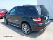 ✅ 2009 Mercedes-Benz M 550 • VIN: 4JGBB72E39A519423 • Lot: 42990646. Wystawiony na IAAI z przebiegiem Nie podano. Bezpłatny archiwum sprzedaży aukcyjnych z USA i szczegółowy raport historii pojazdu na DreamBid. Zdjęcie 3.