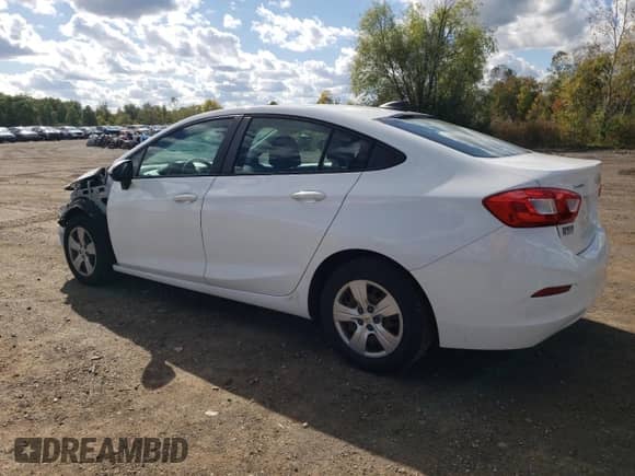 2017 Chevrolet Cruze LS z VIN 1G1BC5SM0H7133429, wystawiony jako Copart lot #82225725 z przebiegiem 161 844 mil mil oraz Szkoda całkowita • Salvage title. Historia ofert i sprzedaży dostępna na DreamBid. Obrazek 2.