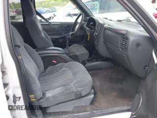 ✅ 2000 Chevrolet Blazer LT • VIN: 1GNDT13W8Y2242508 • Lot: 42187963. Wystawiony na IAAI z przebiegiem 199 261 mil. Bezpłatny archiwum sprzedaży aukcyjnych z USA i szczegółowy raport historii pojazdu na DreamBid. Zdjęcie 5.