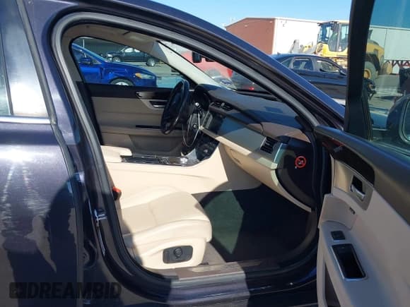 ✅ 2016 Jaguar XF 35t Prestige • VIN: SAJBK4BV2GCY13322 • Lot: 41383249. Wystawiony na IAAI z przebiegiem 60 602 mil. Bezpłatny archiwum sprzedaży aukcyjnych z USA i szczegółowy raport historii pojazdu na DreamBid. Zdjęcie 5.