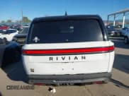✅ 2023 Rivian R1S Adventure • VIN: 7PDSGABA6PN017536 • Lot: 43881106. Wystawiony na IAAI z przebiegiem 21 072 mil. Bezpłatny archiwum sprzedaży aukcyjnych z USA i szczegółowy raport historii pojazdu na DreamBid. Zdjęcie 16.