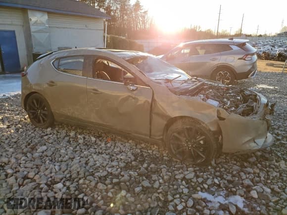 ✅ 2024 Mazda 3 Carbon Edition • VIN: JM1BPBYY4R1704400 • Lot: 88689475. Wystawiony na Copart z przebiegiem Nie podano. Bezpłatny archiwum sprzedaży aukcyjnych z USA i szczegółowy raport historii pojazdu na DreamBid. Zdjęcie 4.