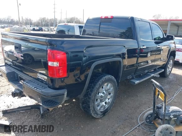 ✅ 2018 GMC Sierra 2500HD Denali • VIN: 1GT12UEG3JF169441 • Lot: 41374700. Listed on IAAI with 102,393 mi. Free auction sales archive from the USA and detailed vehicle history report at DreamBid. Image 4.