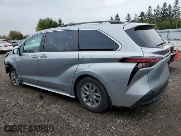 ✅ 2022 Toyota Sienna LE • VIN: 5TDGRKEC7NS120661 • Lot: 83801075. Listed on Copart with 28,261 mi. Free auction sales archive from the USA and detailed vehicle history report at DreamBid. Image 2.