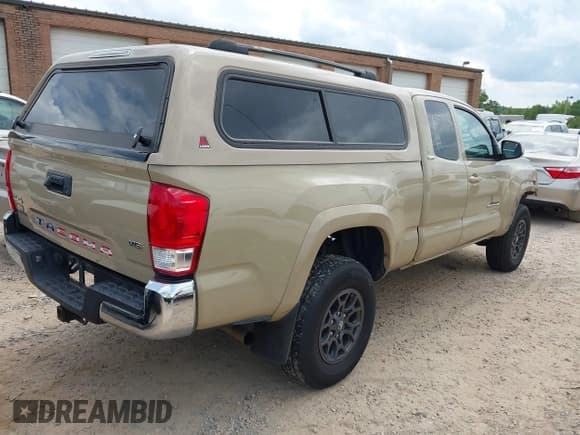 ✅ 2017 Toyota Tacoma SR5 • VIN: 5TFSZ5AN8HX056485 • Lot: 42799365. Wystawiony na IAAI z przebiegiem 93 433 mil. Bezpłatny archiwum sprzedaży aukcyjnych z USA i szczegółowy raport historii pojazdu na DreamBid. Zdjęcie 4.