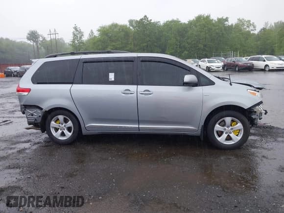 ✅ 2011 Toyota Sienna LE AAS • VIN: 5TDKK3DC7BS165746 • Лот: 42264841. Опубликован ранее на IAAI с пробегом 173 236 миль. Бесплатный доступ к архиву аукционных продаж из США и подробный отчёт об истории автомобиля на DreamBid. Изображение 13.