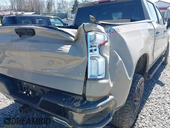 ✅ 2022 Chevrolet Silverado 1500 LT Trail Boss • VIN: 3GCUDFED1NG689442 • Lot: 41994642. Wystawiony na IAAI z przebiegiem 26 598 mil. Bezpłatny archiwum sprzedaży aukcyjnych z USA i szczegółowy raport historii pojazdu na DreamBid. Zdjęcie 18.