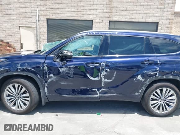 ✅ 2023 Toyota Highlander Hybrid Platinum • VIN: 5TDEBRCH4PS596582 • Lot: 42370587. Listed on IAAI with 12,144 mi. Free auction sales archive from the USA and detailed vehicle history report at DreamBid. Image 6.