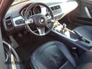 ✅ 2007 BMW Z4 3.0i • VIN: 4USBU33597LW60871 • Lot: 85126965. Wystawiony na Copart z przebiegiem 58 463 mil. Bezpłatny archiwum sprzedaży aukcyjnych z USA i szczegółowy raport historii pojazdu na DreamBid. Zdjęcie 8.