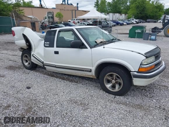 ✅ 2002 Chevrolet S-10 • VIN: 1GCCS19W228255175 • Лот: 42170832. Опубликован ранее на IAAI с пробегом 250 224 миль. Бесплатный доступ к архиву аукционных продаж из США и подробный отчёт об истории автомобиля на DreamBid. Изображение 1.