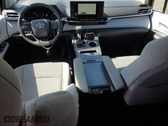 ✅ 2025 Toyota Sienna LE • VIN: 5TDBSKFC7SS197510 • Lot: 81297945. Listed on Copart with 7,806 mi. Free auction sales archive from the USA and detailed vehicle history report at DreamBid. Image 8.