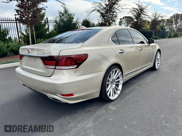 ✅ 2017 Lexus LS 460 • VIN: JTHBL5EF2H5143975 • Лот: 93981775. Опубликован ранее на Copart с пробегом 28 603 миль. Бесплатный доступ к архиву аукционных продаж из США и подробный отчёт об истории автомобиля на DreamBid. Изображение 4.