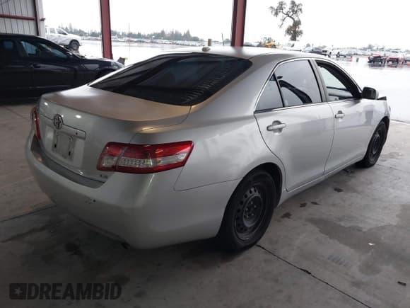 ✅ 2010 Toyota Camry • VIN: 4T1BF3EK9AU094310 • Lot: 43692098. Wystawiony na IAAI z przebiegiem 286 531 mil. Bezpłatny archiwum sprzedaży aukcyjnych z USA i szczegółowy raport historii pojazdu na DreamBid. Zdjęcie 4.