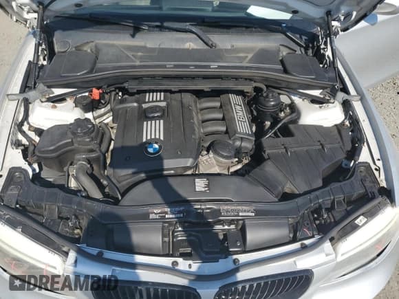 ✅ 2013 BMW 1 Series 128i • VIN: WBAUP9C58DVS95170 • Lot: 64294085. Wystawiony na Copart z przebiegiem 108 197 mil. Bezpłatny archiwum sprzedaży aukcyjnych z USA i szczegółowy raport historii pojazdu na DreamBid. Zdjęcie 11.