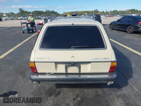 ✅ 1981 Mercedes-Benz 300 • VIN: WDBAB93A0BN004769 • Lot: 43684189. Wystawiony na IAAI z przebiegiem 306 130 mil. Bezpłatny archiwum sprzedaży aukcyjnych z USA i szczegółowy raport historii pojazdu na DreamBid. Zdjęcie 15.