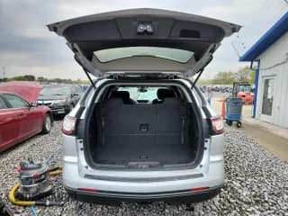 ✅ 2017 Chevrolet Traverse LT • VIN: 1GNKRGKDXHJ151643 • Lot: 86637565. Wystawiony na Copart z przebiegiem 76 202 mil. Bezpłatny archiwum sprzedaży aukcyjnych z USA i szczegółowy raport historii pojazdu na DreamBid. Zdjęcie 6.