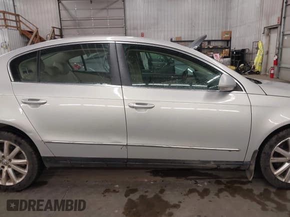 ✅ 2010 Volkswagen Passat Komfort • VIN: WVWJM7AN8AE102825 • Lot: 43478692. Listed on IAAI with 180,110 mi. Free auction sales archive from the USA and detailed vehicle history report at DreamBid. Image 13.