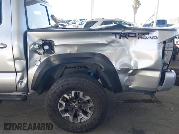 2022 Toyota Tacoma SR5 with VIN 3TMAZ5CN9NM186656, listed as a IAAI auction lot 43253480 with 25,540 mi miles and . Bid and sale history available at DreamBid. Image 6.