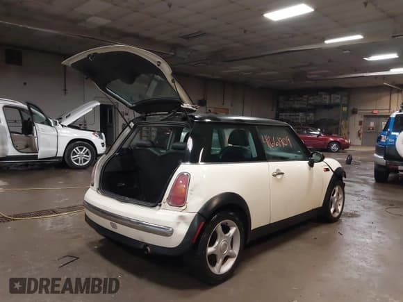 ✅ 2004 MINI Hardtop • VIN: WMWRC33404TC48963 • Lot: 41661909. Wystawiony na IAAI z przebiegiem 182 532 mil. Bezpłatny archiwum sprzedaży aukcyjnych z USA i szczegółowy raport historii pojazdu na DreamBid. Zdjęcie 4.