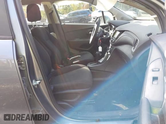 ✅ 2020 Chevrolet Trax LS • VIN: 3GNCJKSBXLL203366 • Lot: 43584734. Wystawiony na IAAI z przebiegiem 116 779 mil. Bezpłatny archiwum sprzedaży aukcyjnych z USA i szczegółowy raport historii pojazdu na DreamBid. Zdjęcie 5.