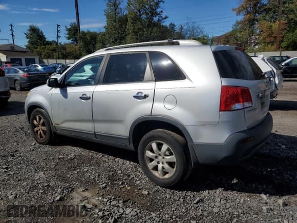 ✅ 2011 Kia Sorento LX • VIN: 5XYKTCA18BG113040 • Лот: 85011765. Опубликован ранее на Copart с пробегом 197 286 миль. Бесплатный доступ к архиву аукционных продаж из США и подробный отчёт об истории автомобиля на DreamBid. Изображение 2.