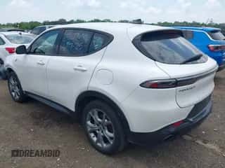 2024 Dodge Hornet R/T z VIN ZACPDFCW0R3A28742, wystawiony jako IAAI lot #42698231 z przebiegiem 34 181 mil mil oraz . Historia ofert i sprzedaży dostępna na DreamBid. Obrazek 3.