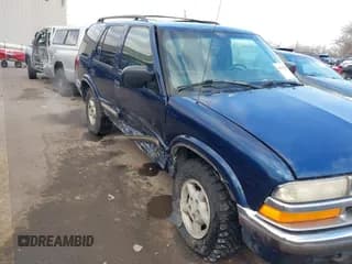✅ 1999 Chevrolet Blazer LS • VIN: 1GNDT13W0X2223207 • Lot: 41352241. Wystawiony na IAAI z przebiegiem 239 263 mil. Bezpłatny archiwum sprzedaży aukcyjnych z USA i szczegółowy raport historii pojazdu na DreamBid. Zdjęcie 6.