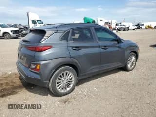 ✅ 2021 Hyundai Kona SEL • VIN: KM8K22AA6MU635532 • Лот: 63820824. Опубликован ранее на Copart с пробегом 46 455 миль. Бесплатный доступ к архиву аукционных продаж из США и подробный отчёт об истории автомобиля на DreamBid. Изображение 3.