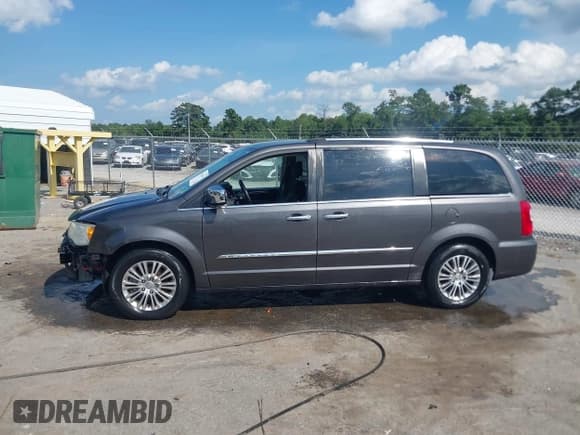 ✅ 2014 Chrysler Town & Country Touring L • VIN: 2C4RC1CGXER192747 • Lot: 42746192. Wystawiony na IAAI z przebiegiem 146 930 mil. Bezpłatny archiwum sprzedaży aukcyjnych z USA i szczegółowy raport historii pojazdu na DreamBid. Zdjęcie 14.