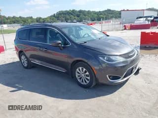 ✅ 2019 Chrysler Pacifica Touring L • VIN: 2C4RC1BG0KR680795 • Lot: 43327837. Wystawiony na IAAI z przebiegiem 174 225 mil. Bezpłatny archiwum sprzedaży aukcyjnych z USA i szczegółowy raport historii pojazdu na DreamBid. Zdjęcie 1.