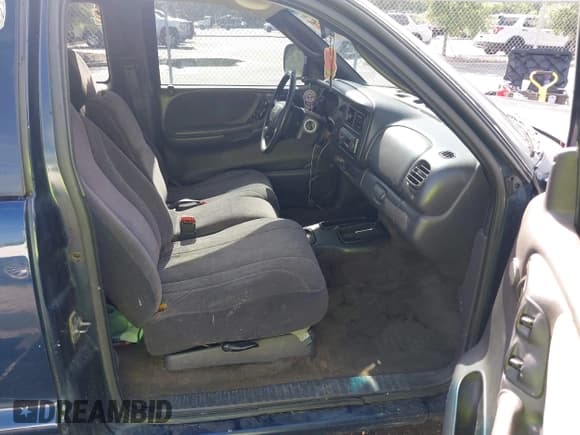 ✅ 2000 Dodge Dakota • VIN: 1B7GL22X3YS523895 • Lot: 42247540. Wystawiony na IAAI z przebiegiem 159 138 mil. Bezpłatny archiwum sprzedaży aukcyjnych z USA i szczegółowy raport historii pojazdu na DreamBid. Zdjęcie 5.