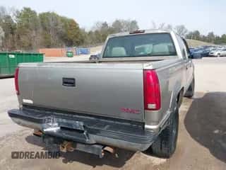 1999 Chevrolet Silverado 2500 z VIN 1GCGK23J0XF098303, wystawiony jako IAAI lot #41799472 z przebiegiem 219 728 mil mil oraz . Historia ofert i sprzedaży dostępna na DreamBid. Obrazek 4.