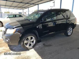 ✅ 2013 Jeep Compass Sport • VIN: 1C4NJDBB8DD281455 • Lot: 68042695. Wystawiony na Copart z przebiegiem 133 229 mil. Bezpłatny archiwum sprzedaży aukcyjnych z USA i szczegółowy raport historii pojazdu na DreamBid. Zdjęcie 1.