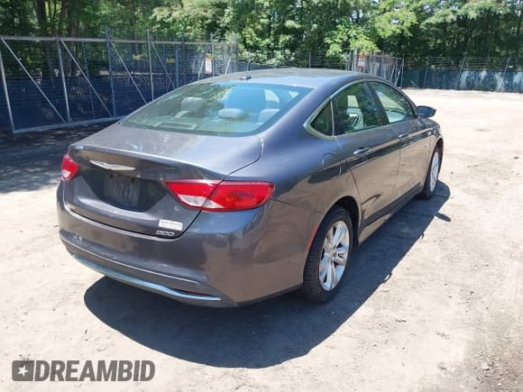 ✅ 2015 Chrysler 200 Limited • VIN: 1C3CCCAB1FN724656 • Lot: 42521632. Listed on IAAI with 143,675 mi. Free auction sales archive from the USA and detailed vehicle history report at DreamBid. Image 4.