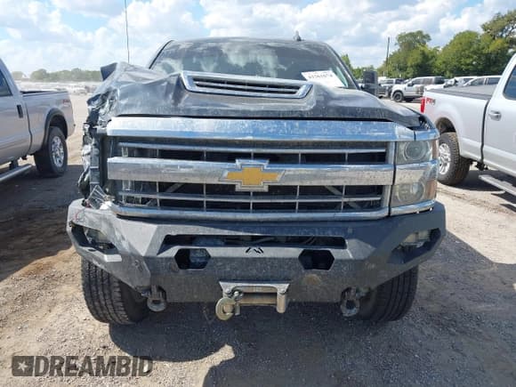 ✅ 2018 Chevrolet Silverado 2500HD High Country • VIN: 1GC1KXEY7JF109379 • Lot: 43361674. Listed on IAAI with 155,011 mi. Free auction sales archive from the USA and detailed vehicle history report at DreamBid. Image 10.