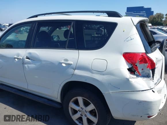 ✅ 2007 Toyota RAV4 Limited • VIN: JTMZK31V075013891 • Lot: 42498989. Wystawiony na IAAI z przebiegiem 151 348 mil. Bezpłatny archiwum sprzedaży aukcyjnych z USA i szczegółowy raport historii pojazdu na DreamBid. Zdjęcie 18.