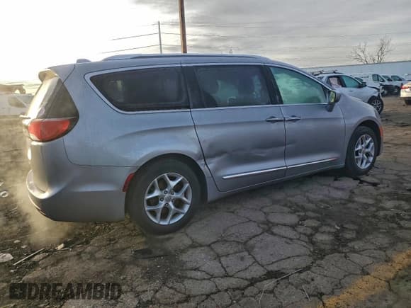 ✅ 2017 Chrysler Pacifica Touring L Plus • VIN: 2C4RC1EGXHR832621 • Lot: 93652825. Wystawiony na Copart z przebiegiem 71 531 mil. Bezpłatny archiwum sprzedaży aukcyjnych z USA i szczegółowy raport historii pojazdu na DreamBid. Zdjęcie 3.