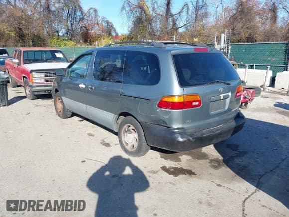 ✅ 2000 Toyota Sienna LE • VIN: 4T3ZF13C4YU296651 • Lot: 43770511. Listed on IAAI with 164,209 mi. Free auction sales archive from the USA and detailed vehicle history report at DreamBid. Image 3.