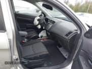 ✅ 2023 Mitsubishi Outlander ES • VIN: JA4ARUAU8PU002904 • Lot: 42190409. Wystawiony na IAAI z przebiegiem 25 242 mil. Bezpłatny archiwum sprzedaży aukcyjnych z USA i szczegółowy raport historii pojazdu na DreamBid. Zdjęcie 5.