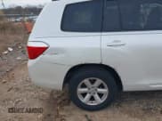 ✅ 2010 Toyota Highlander • VIN: 5TDZK3EHXAS015962 • Lot: 43729861. Wystawiony na IAAI z przebiegiem 235 990 mil. Bezpłatny archiwum sprzedaży aukcyjnych z USA i szczegółowy raport historii pojazdu na DreamBid. Zdjęcie 6.