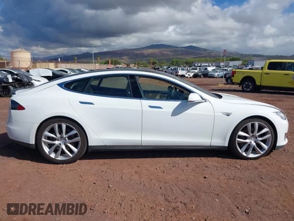 ✅ 2013 Tesla Model S Performance • VIN: 5YJSA1CP3DFP05886 • Lot: 43369959. Wystawiony na IAAI z przebiegiem 154 931 mil. Bezpłatny archiwum sprzedaży aukcyjnych z USA i szczegółowy raport historii pojazdu na DreamBid. Zdjęcie 14.