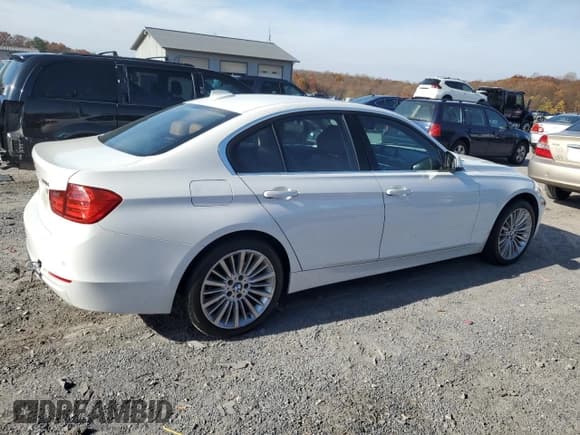 ✅ 2015 BMW 3 Series 328i xDrive • VIN: WBA3B5C55FF961479 • Lot: 90755555. Wystawiony na Copart z przebiegiem 126 824 mil. Bezpłatny archiwum sprzedaży aukcyjnych z USA i szczegółowy raport historii pojazdu na DreamBid. Zdjęcie 3.