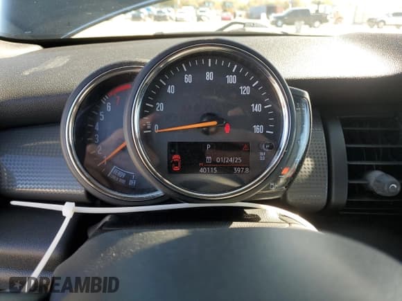 ✅ 2018 MINI Convertible Cooper • VIN: WMWWG5C53J3D00870 • Lot: 42706345. Wystawiony na Copart z przebiegiem 40 115 mil. Bezpłatny archiwum sprzedaży aukcyjnych z USA i szczegółowy raport historii pojazdu na DreamBid. Zdjęcie 9.