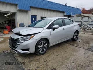 ✅ 2025 Nissan Versa SV • VIN: 3N1CN8EV8SL867060 • Лот: 92345075. Опубликован ранее на Copart с пробегом 8 784 миль. Бесплатный доступ к архиву аукционных продаж из США и подробный отчёт об истории автомобиля на DreamBid. Изображение 1.