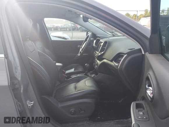 ✅ 2022 Jeep Cherokee Latitude Lux • VIN: 1C4PJMMN1ND514383 • Lot: 43303360. Wystawiony na IAAI z przebiegiem 25 467 mil. Bezpłatny archiwum sprzedaży aukcyjnych z USA i szczegółowy raport historii pojazdu na DreamBid. Zdjęcie 5.