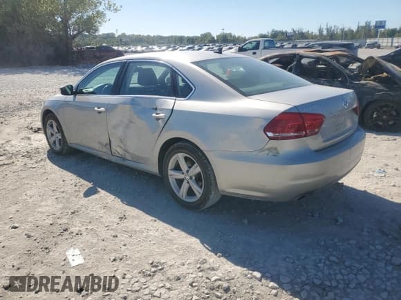 ✅ 2013 Volkswagen Passat SE • VIN: 1VWBN7A39DC077687 • Lot: 86124095. Wystawiony na Copart z przebiegiem 179 861 mil. Bezpłatny archiwum sprzedaży aukcyjnych z USA i szczegółowy raport historii pojazdu na DreamBid. Zdjęcie 2.